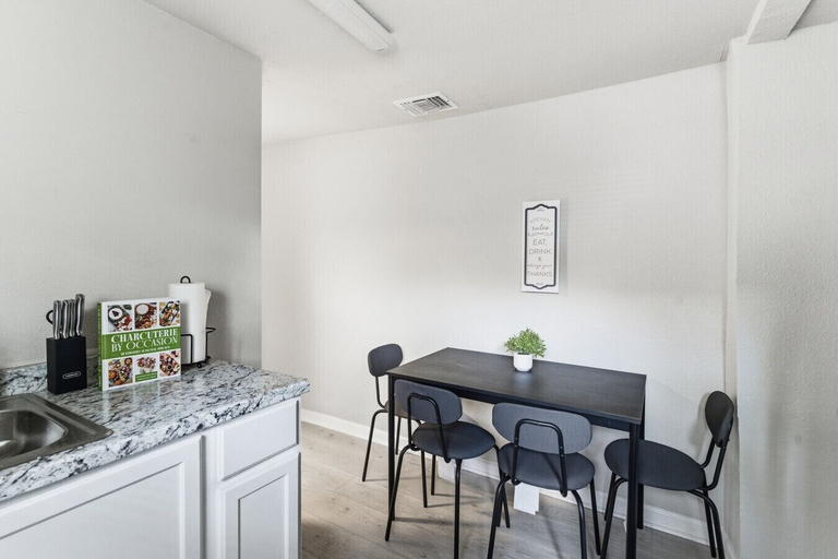 Room 3, Spacious 2BR Duplex Near Downtown San Antonio, Bexar