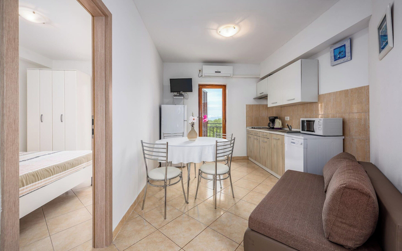 Private kitchen 5, 2-bedroom Apartment in Drenje, Raša