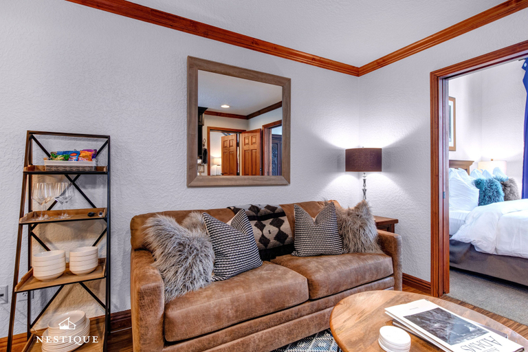 Interior 3, Westgate 4916-b, Summit