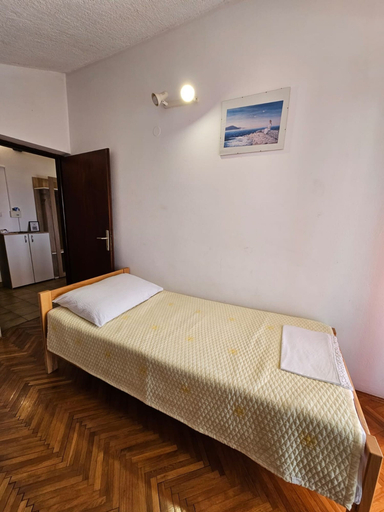 Room 4, Spacious Apartment in Tribunj, Vodice
