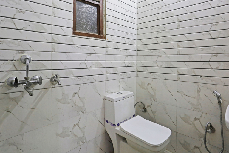 Bathroom 4, Swastik residency by Twamev, Delhi