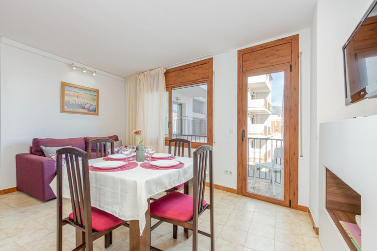 Dining 5, Apartment in Roses Near Nova Sandy Beach, Girona