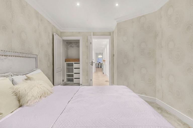 Room 2, Knightsbridge 3-bed Next To Harrods With Patio, London