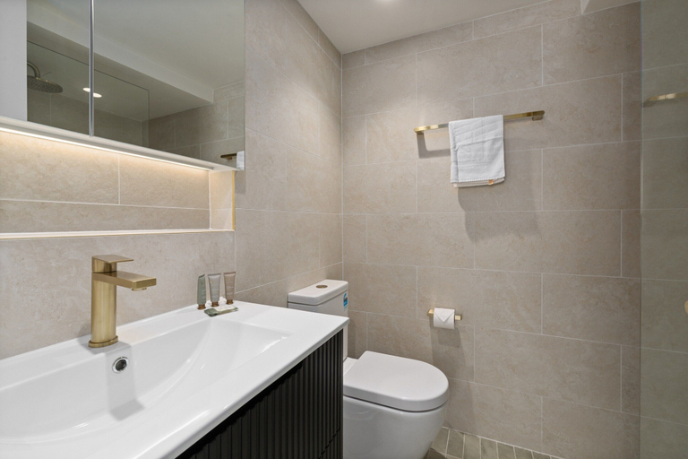 Bathroom 2, Bright Stay in Sydney With Harbour Bridge Views, Sydney