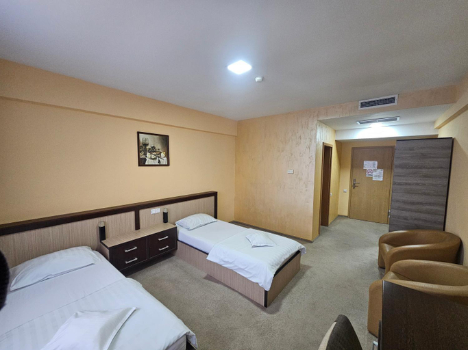 Bedroom 2, Hotel Edelweiss, Medias