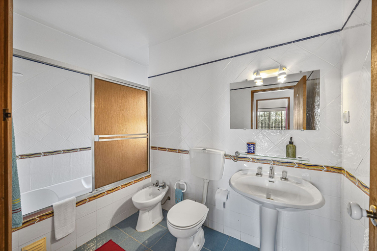Room 3, Muxima in Quelfes With 3 Bedrooms and 2 Bathrooms, Olhão