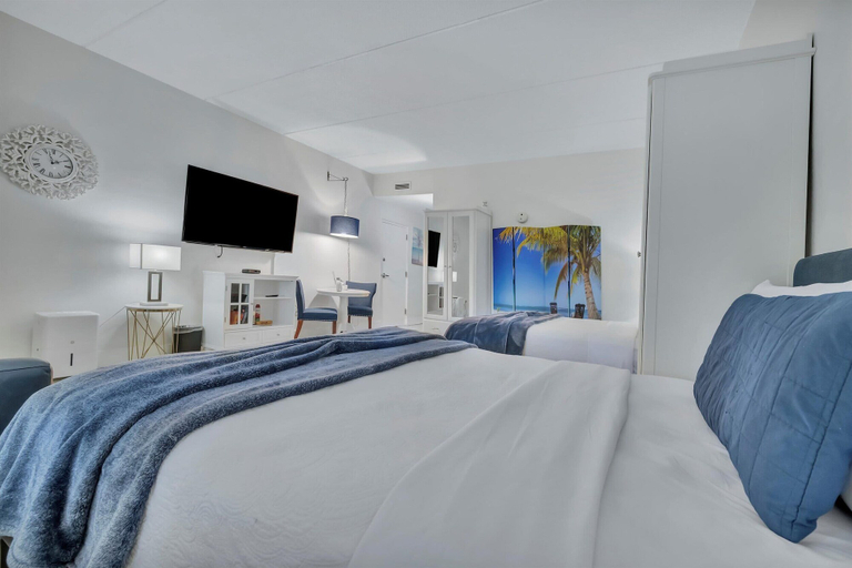 Room 5, Sunset Suite - Private Balcony Gym Pool, Hillsborough