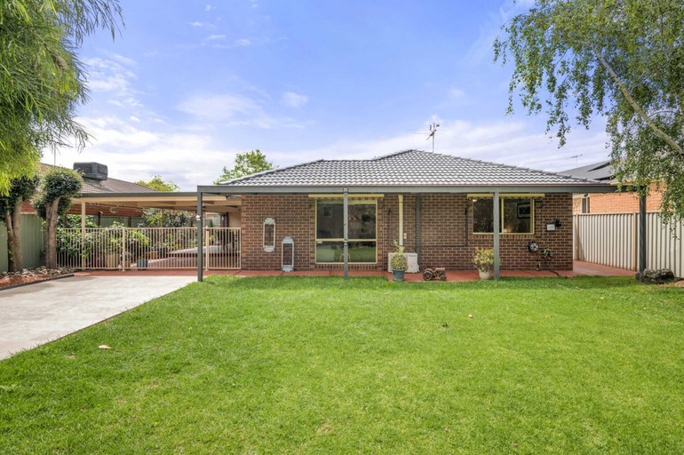 Exterior 5, Charming 3-bed Family Home With Amazing Garden, Melbourne