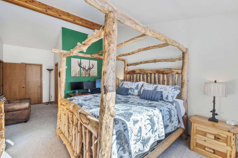 Room 4, Trail Ridge Retreat Sleeps 8, Eagle