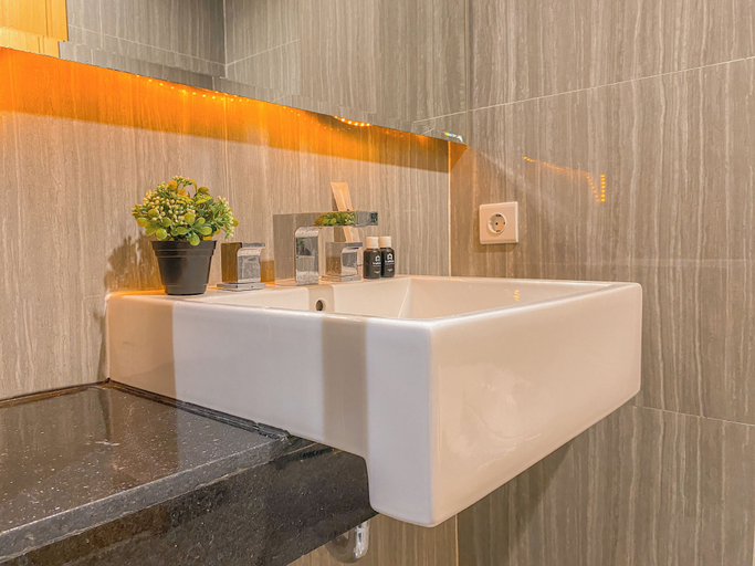 Bathroom 2, Cozy Designed Studio At Apartment Capitol Suites, Central Jakarta