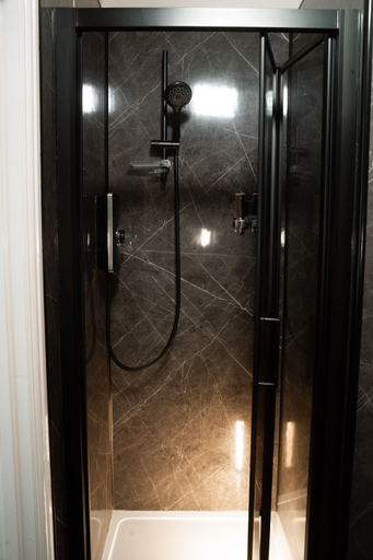 Bathroom 5, George Inn, Derbyshire
