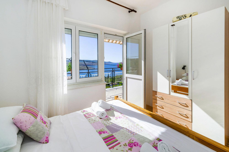 Room 2, Holiday Home in Rovanjska With Sea Views, Jasenice