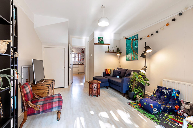 Others 5, Stylish Spacious 3-bed Home in Vibrant Bow, London