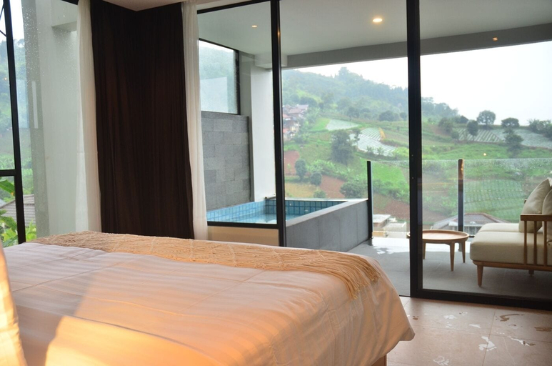 Room 5, Emerald hill 12 BR karaoke heated pool, Bandung