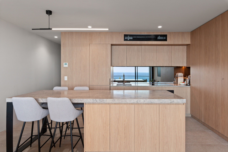 Private kitchen, Modern 1-bed With Tamarama Beach Views, Sydney