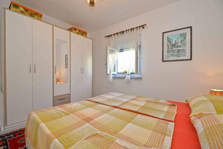 Room 2, Spacious Apartment in Murter, Murter