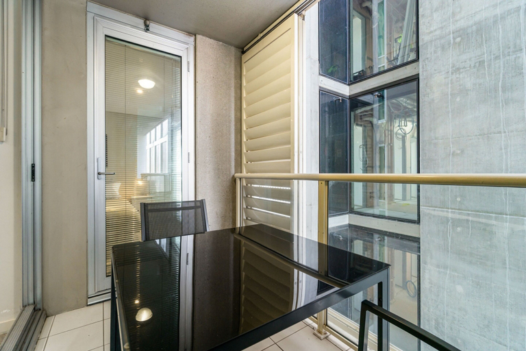 Balcony 4, 2-bed City Retreat With Gym and Pool Access, Adelaide
