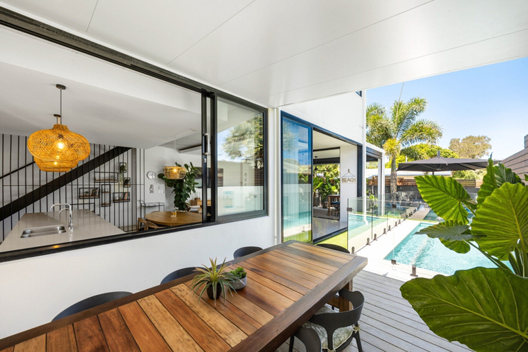 Outdoor dining 3, Spacious 3-bedroom Retreat With BBQ and Pool, Maroochy - Coastal North