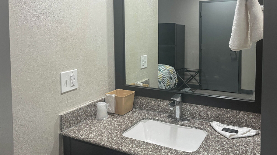 Bathroom 4, Studio 6 Suites – Knoxville, TN, Knox