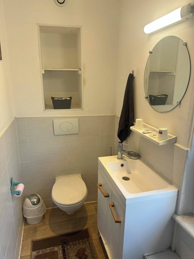 Bathroom 5, Hotel Le Parisien, Marne