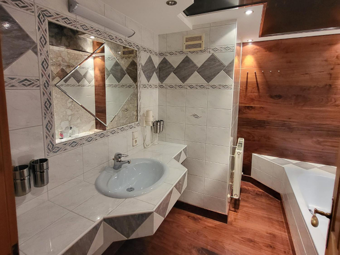 Bathroom 3, Apartment in Hohe Tauern with Mountain Views, Zell am See