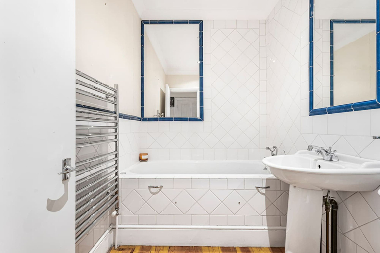 Room 5, Stylish 1BR Kensington Home With Balcony, London
