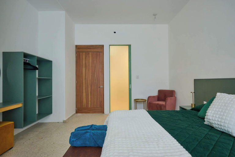 Room 4, Casa Orbit AC Pool Jacuzzi Central Location, Del Centro