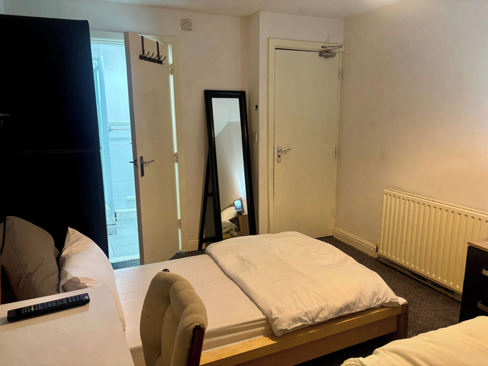 Room 2, Ensuite Family Room in Dudley, Sandwell