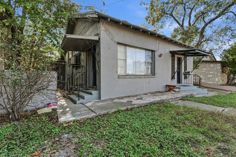 Room 3, Bright 2BR Duplex Mins to Downtown San Antonio, Bexar