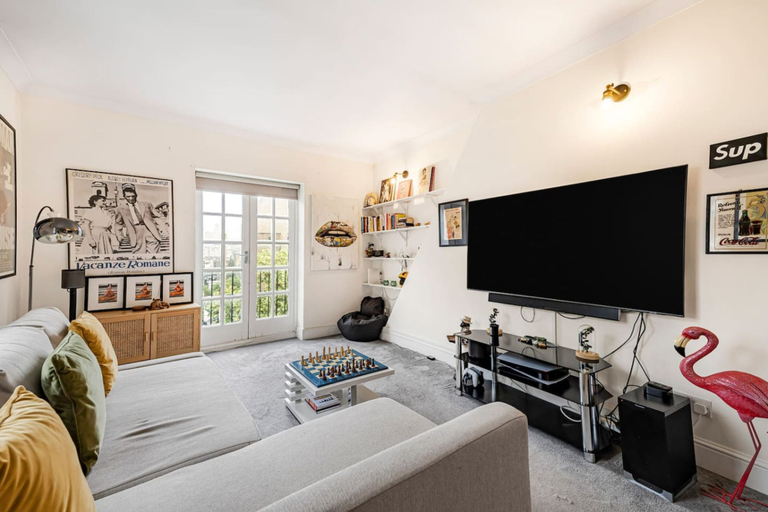 Room 3, Stylish 1BR Kensington Home With Balcony, London
