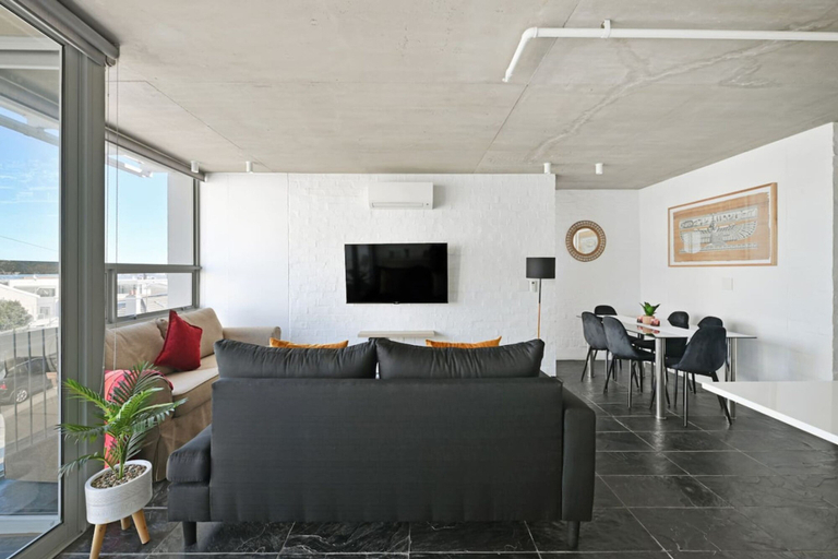 Room 3, Modern Living Mountain Ocean View 100m to Beach, City of Cape Town