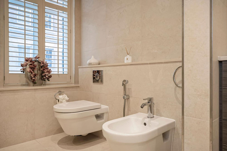 Room 3, Mayfair Park Lane Huge Balcony Overlooking Hyde Park Concierge AC Elevator Access, London