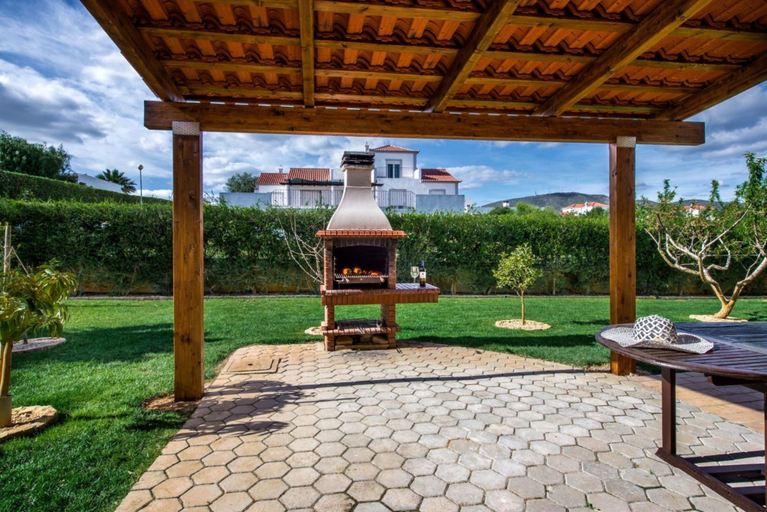 Room 5, Amapola in Quelfes With 4 Bedrooms and 4 Bathrooms, Olhão