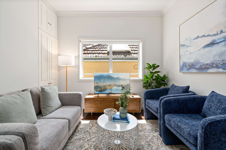 Living room, Bright 3-bed Apartment Near Coogee Beach, Sydney