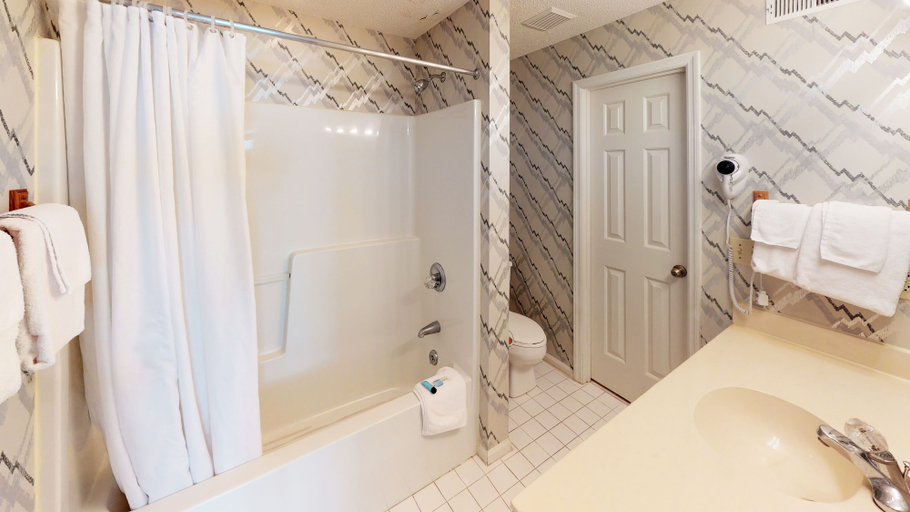 Bathroom 3, Club Villas Unit 11D, Brunswick