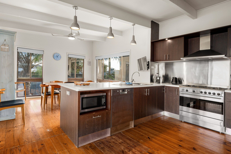 Private kitchen 4, Spacious 4-bed Home 5-min From the Beach, Melbourne