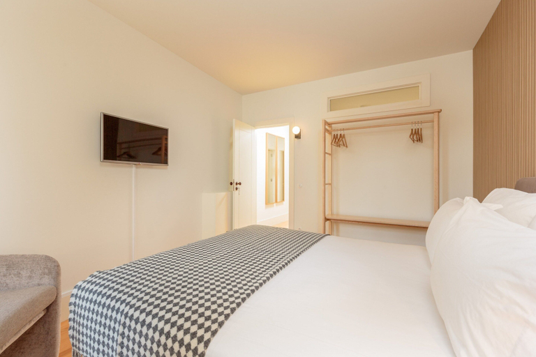 Room 5, Cozy Getaway in Porto With Balcony, Porto