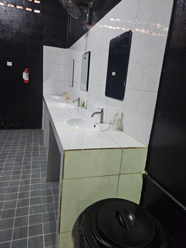 Bathroom 3, Kai Lions International Capsule Hostel, Pakxe