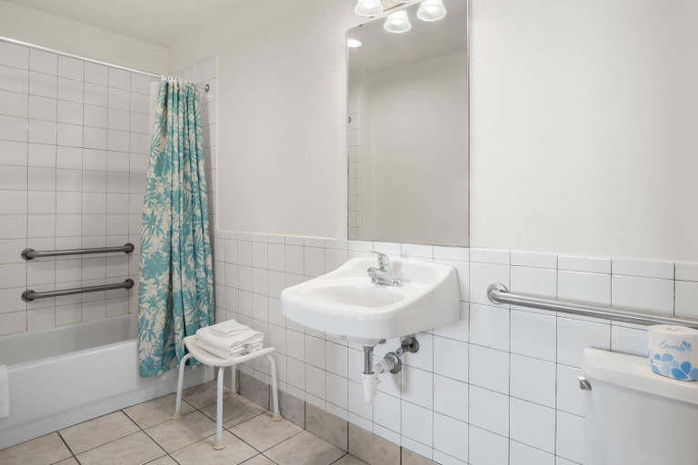 Bathroom 5, Rodeway Inn Garland Harbor Point, Dallas