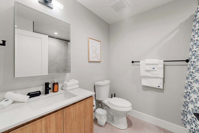 Room 4, Edgewater Gem Stylish 2BR Apartment Near Lake, Cook