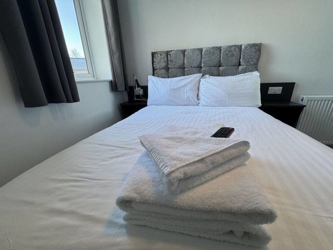 Bedroom 2, Kings Cross by Pureserviced, Plymouth