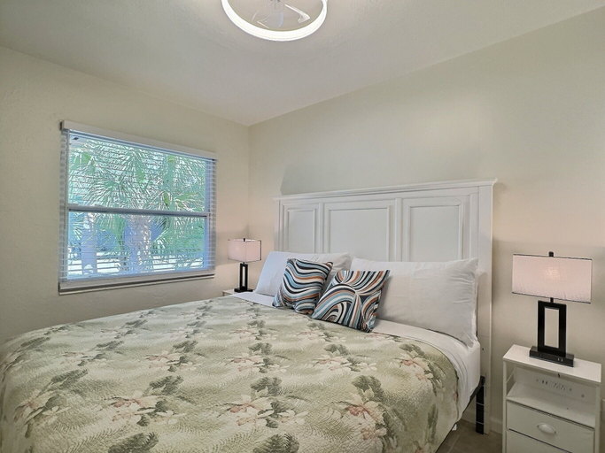 Interior 5, Siesta Heron 5 Key Lime, Sarasota