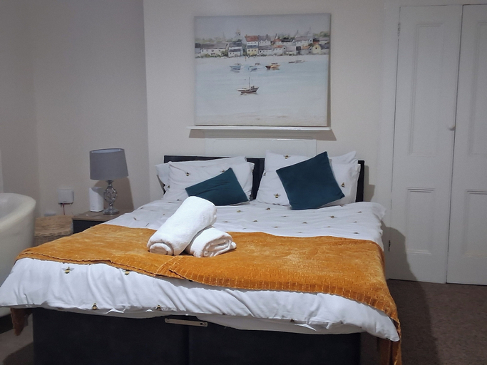 Room 3, Southampton Serenity - 3 Bedroom Apartment, Southampton