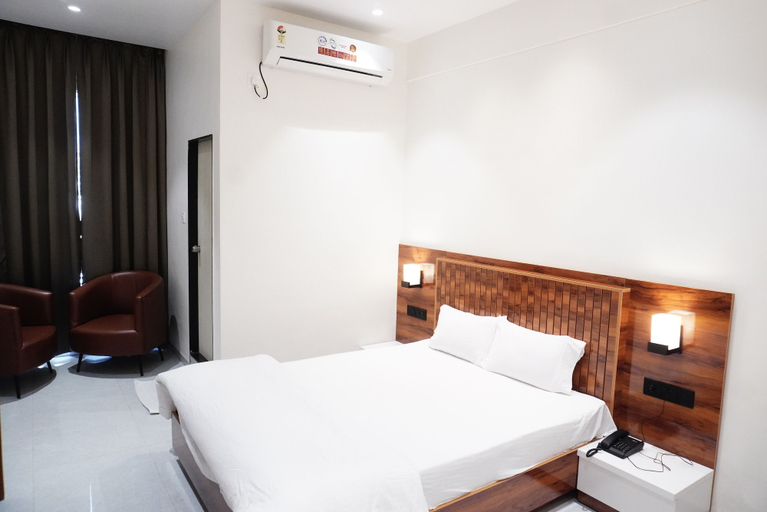 Room 3, Emerald Nest, Solapur
