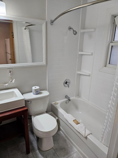 Bathroom 2, Shoreline Resort Condominiums, Okanagan-Similkameen