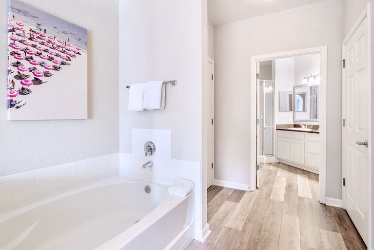 Interior 2, Upstay Condo Near Disney w Pool & Sauna, Orange
