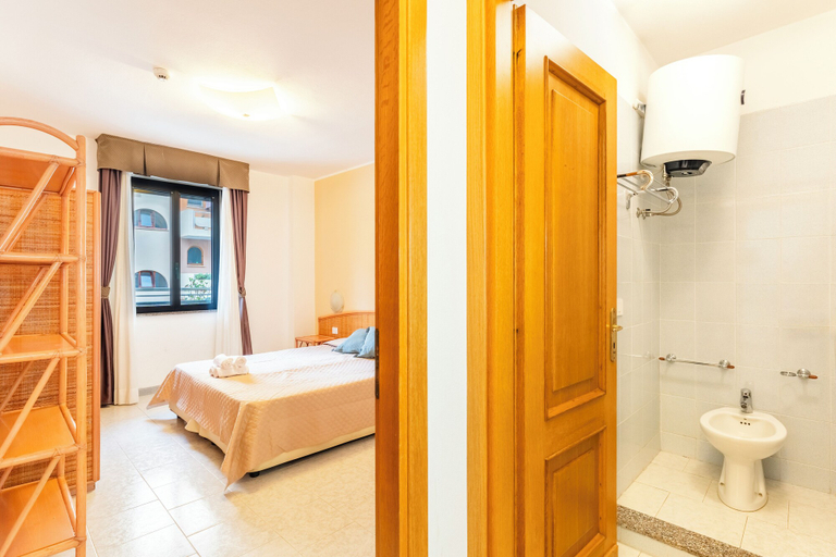 Bathroom 4, Rina Sea Apartments, Sassari