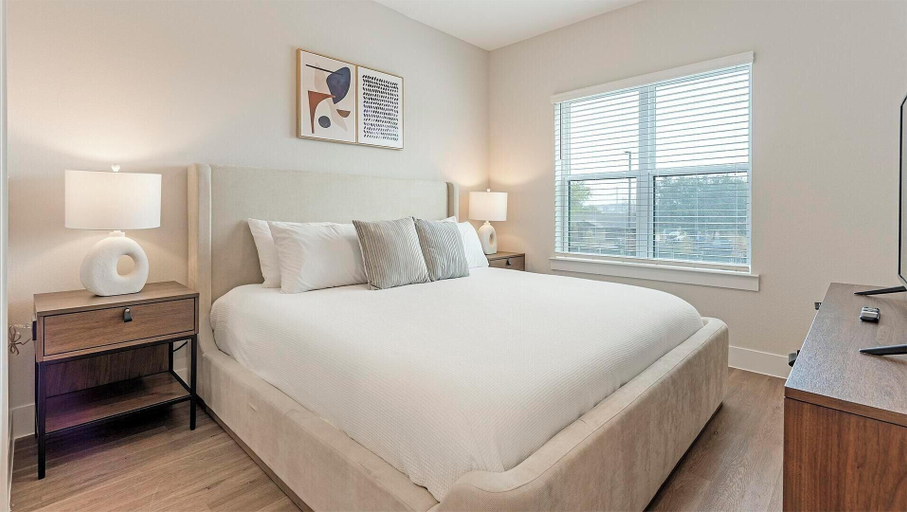 Room 5, Landing Apartments near Navarro ISD, Guadalupe