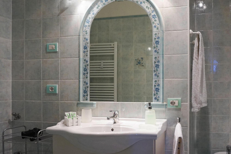 Bathroom 3, Apartments Casa Tamas, Limone, Brescia