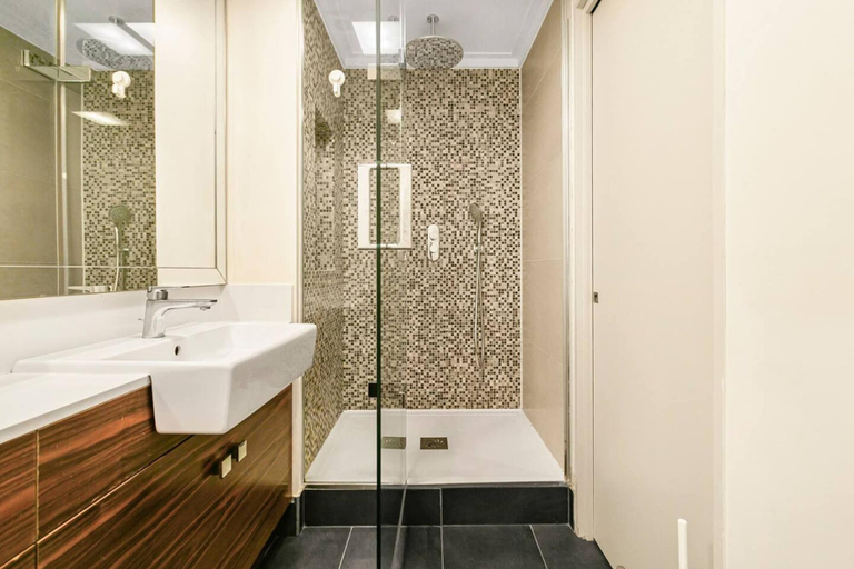 Room 5, Knightsbridge 2-bed Hyde Park Views Elevator, London